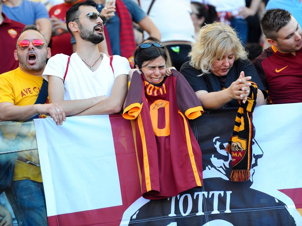 Jubelnde und weinende Roma Fans.