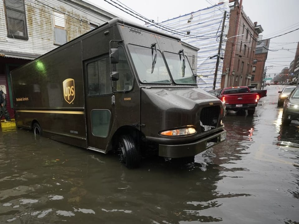 Ein Lastwagen auf einer überfluteten Strasse