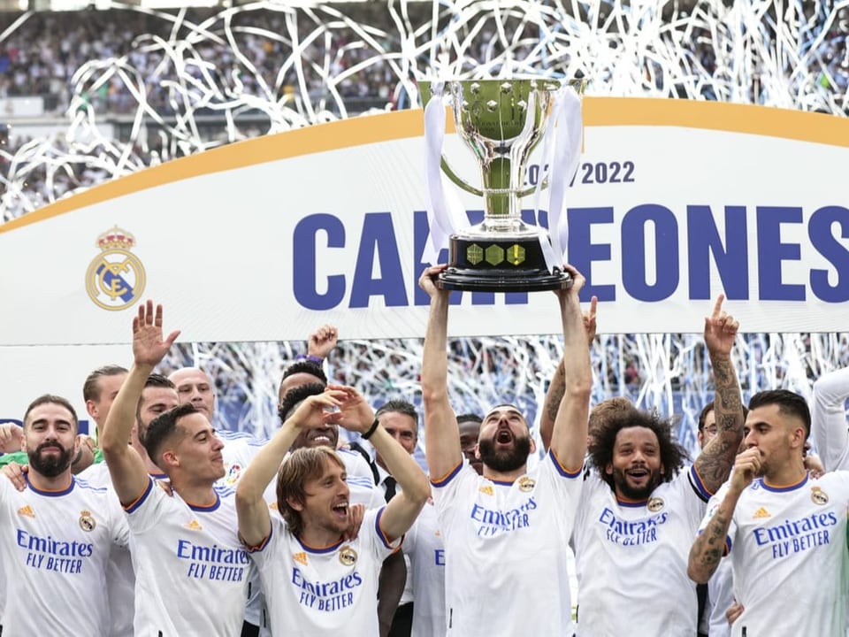 Real Madrid jubelt mit Meisterpokal