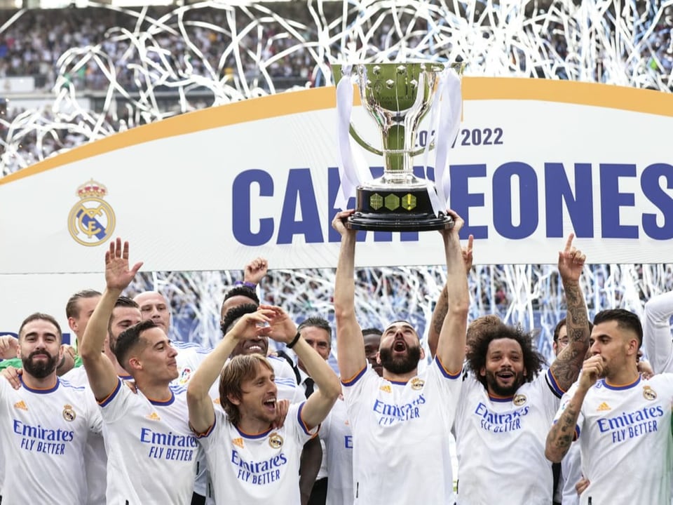 Eine Trophäe gab's schon am Samstag Real Madrid jubelt mit Meisterpokal