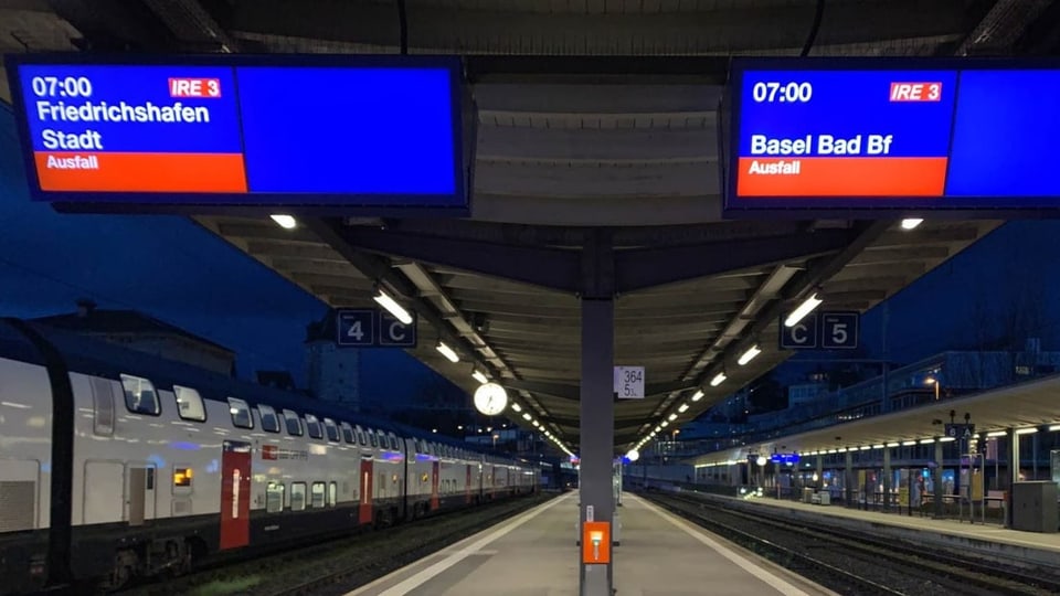 Abfahrtstafel am Bahnhof mit Ausfallmeldung für Züge nach «Friedrichshafen» und «Basel»
