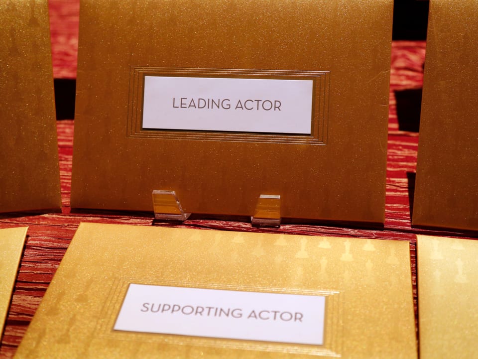 Goldenes Couvert mit weissem Schild mit der Aufschrift «Leading Actor».