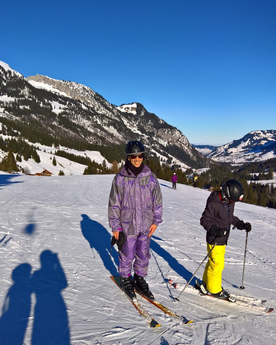 Eine Frau in einem lila Skidress.