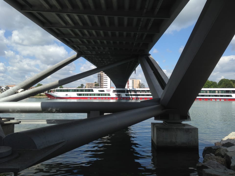 Schiff unter der Brücke