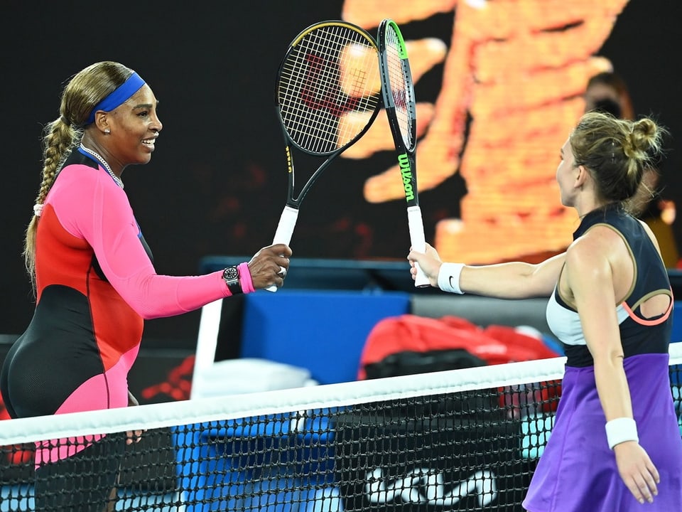 Serena Williams und Simona Halep, hier bei ihrem letzten Duell 2021 an den Australian Open.