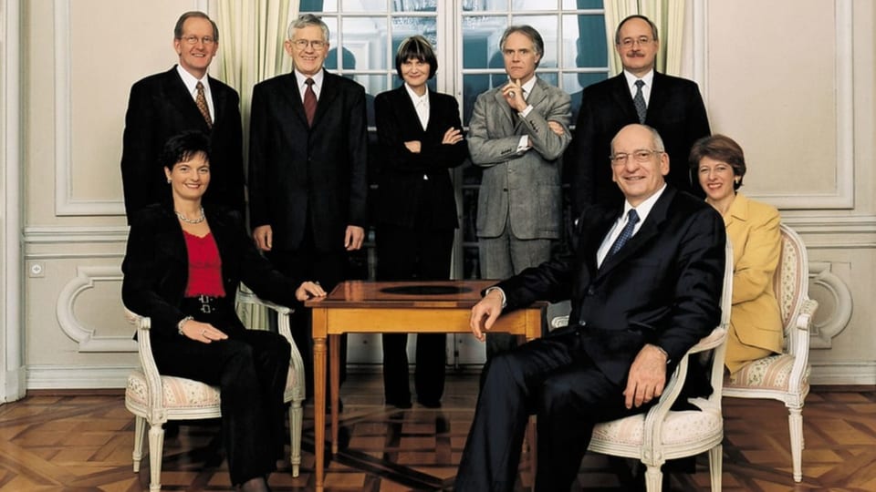 Die sieben Bundesräte und Bundesrätinnen aus dem Jahr 2003 sitzen versammelt.