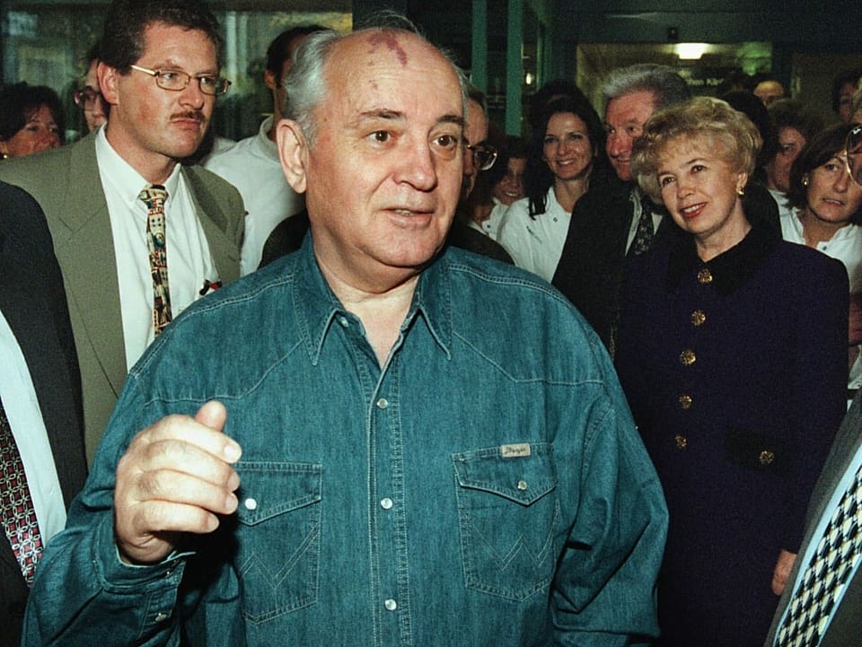 Gorbatschow steht innerhalb einer Menschenmenge.