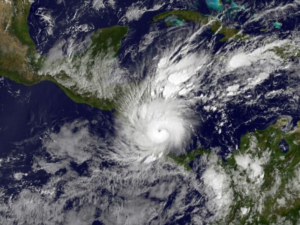 Auf dem Satellitenbild ist die wirbelförmige Wolkenstruktur und das Auge des Sturm zu sehen.