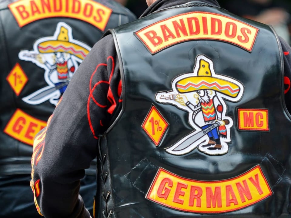 Mitglieder der Bandidos mit entsprechenden Ledergilets.