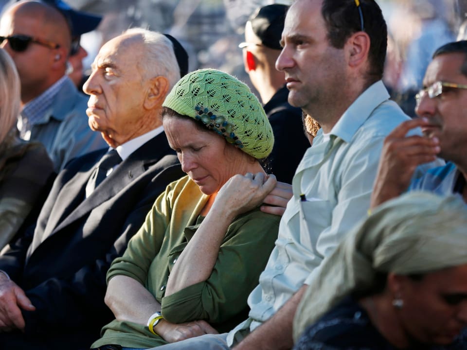 Peres bei Beerdigung