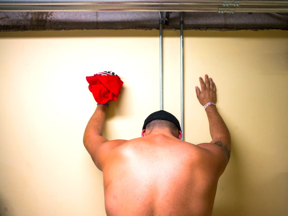 Ein Mann mit nacktem Oberkörper im Casino Tropicana in Las Vegas steht verzweifelt an eine Wand gestützt.
