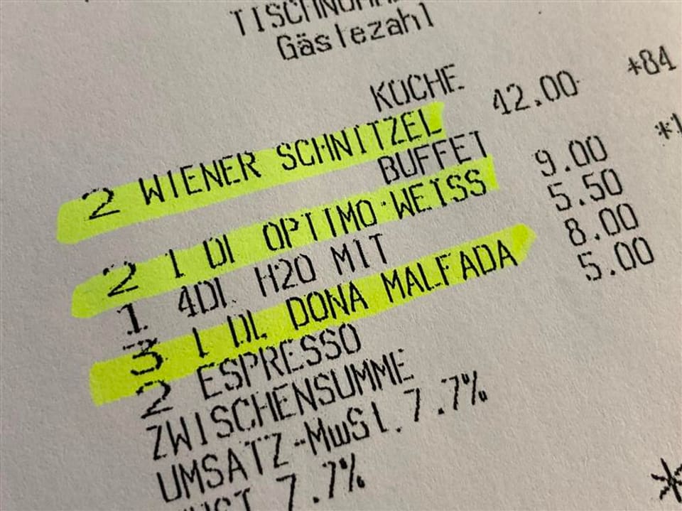 Eine Restaurantrechnung mit zwei Wiener Schnitzel darauf.