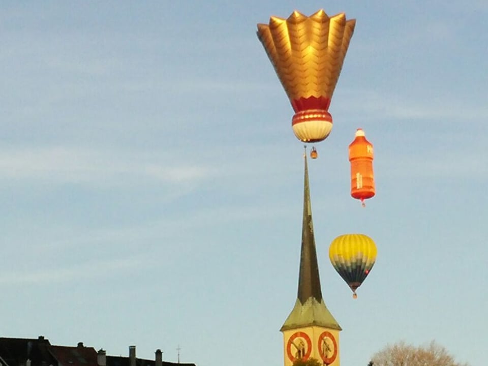 Ballone über der Kirche.