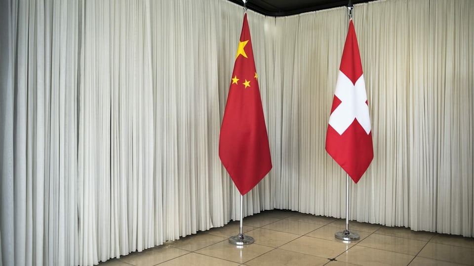 Chinesische und Schweizer Flagge.