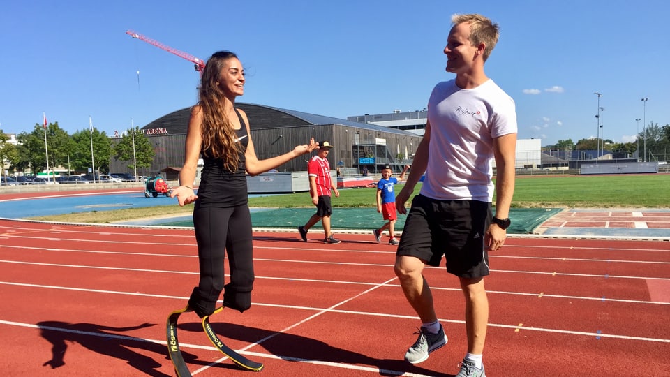 Abassia Rahmnani mit ihrem Trainer Georg Pfarrwaller auf der Bahn der Sportanlage Deutweg.