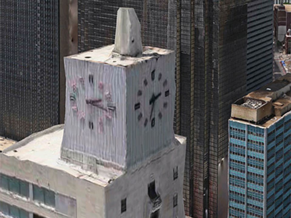 3D-Kartenansicht: Uhrenturm in einer Grosstadt. Der Turm ist stark deformiert, die zwei Uhren auf den verschiedenen Seiten zeigen unterschiedliche Zeiten an