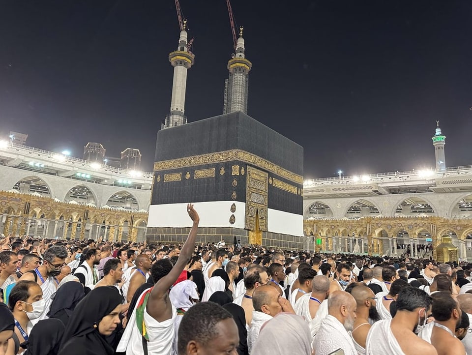 Tausende Pilger umrunden die Kaba im Zentrum Mekkas