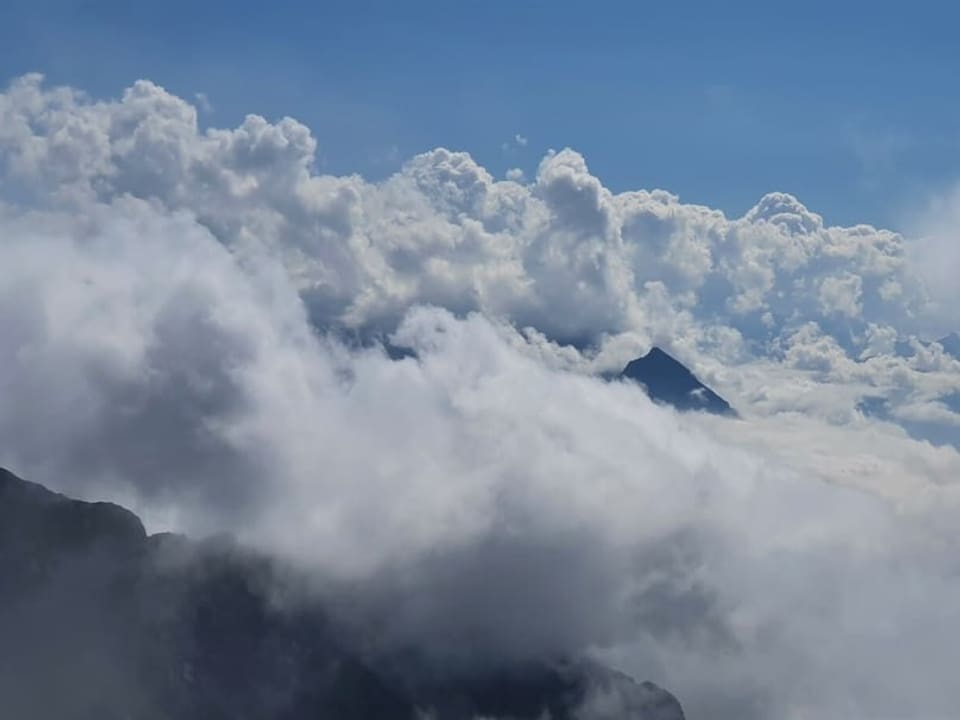 Hochnebel und Quellwolken an Bergen