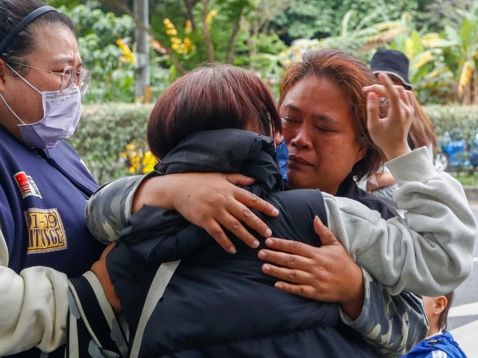 Zwei Frauen umarmen sich, nachdem sie sich nach dem Erdbegen wieder gefunden haben