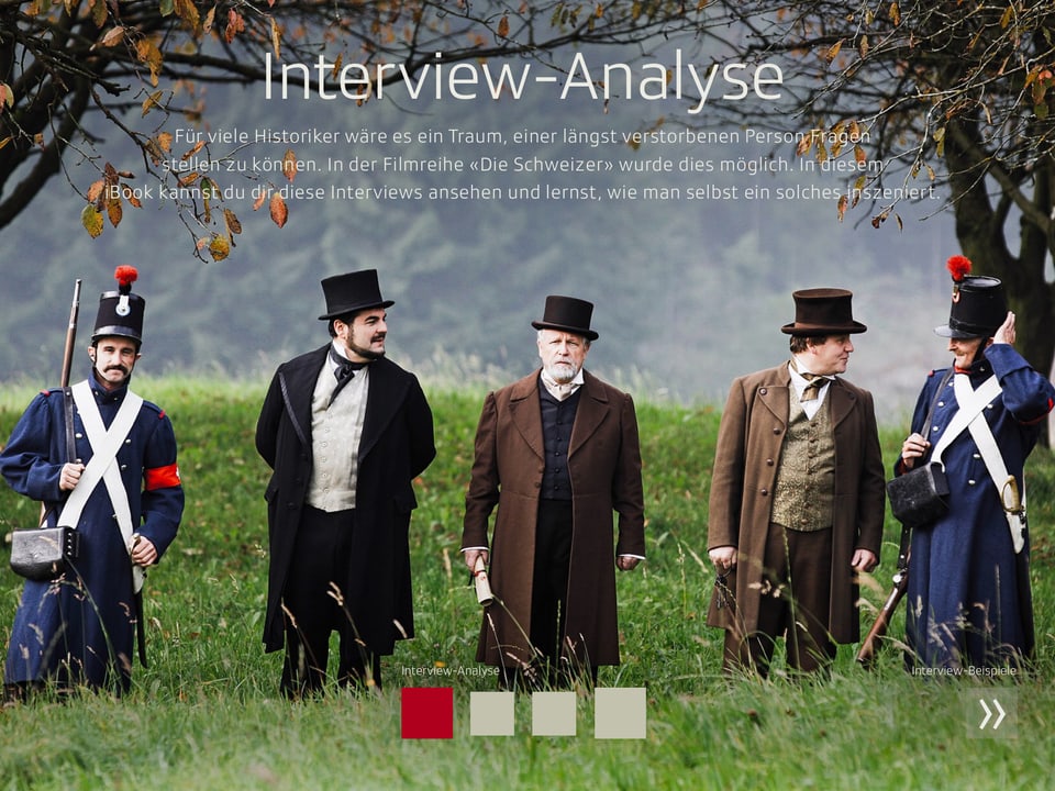 Fünf Männer, historische Personen der Schweiz, dargestellt von Schauspielern, laufen über eine Wiese.