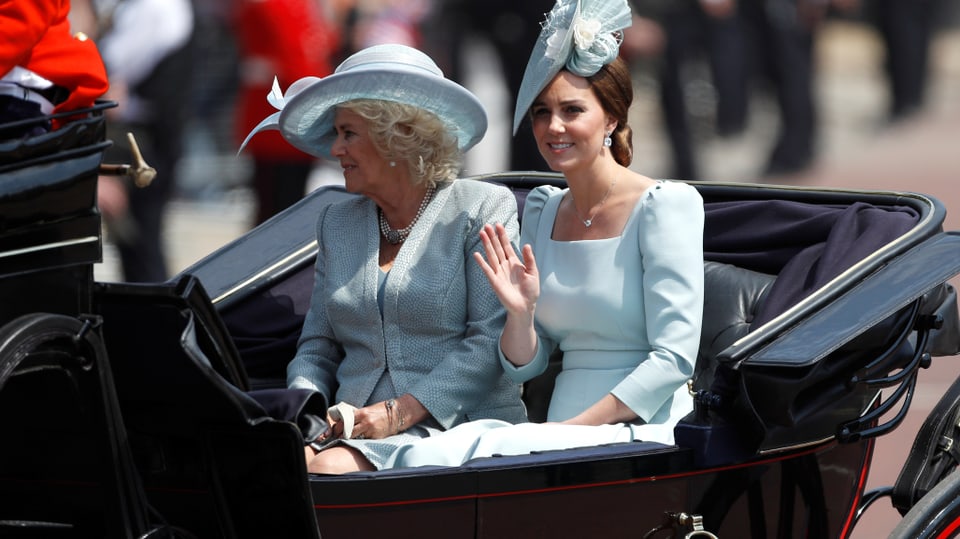 Herzogin Kate sowie Herzogin Camilla in einer Kutsche