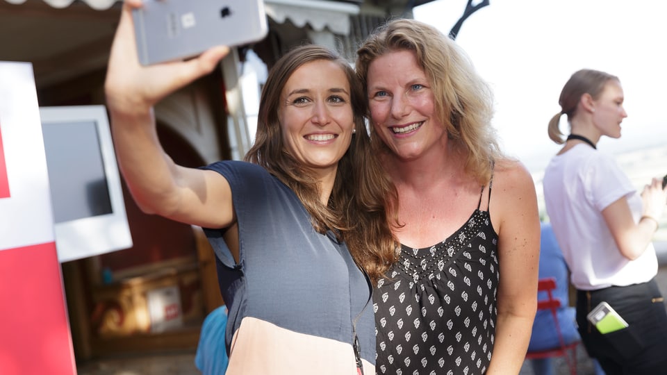 «Schweiz aktuell»-Moderatorin Bigna Silberschmidt macht ein Selfie mit einer Frau.