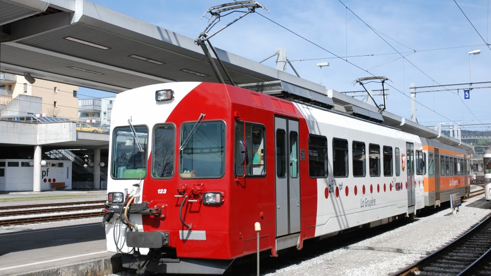 Bild einer Bahn der Freiburger Verkehrsbetriebe.