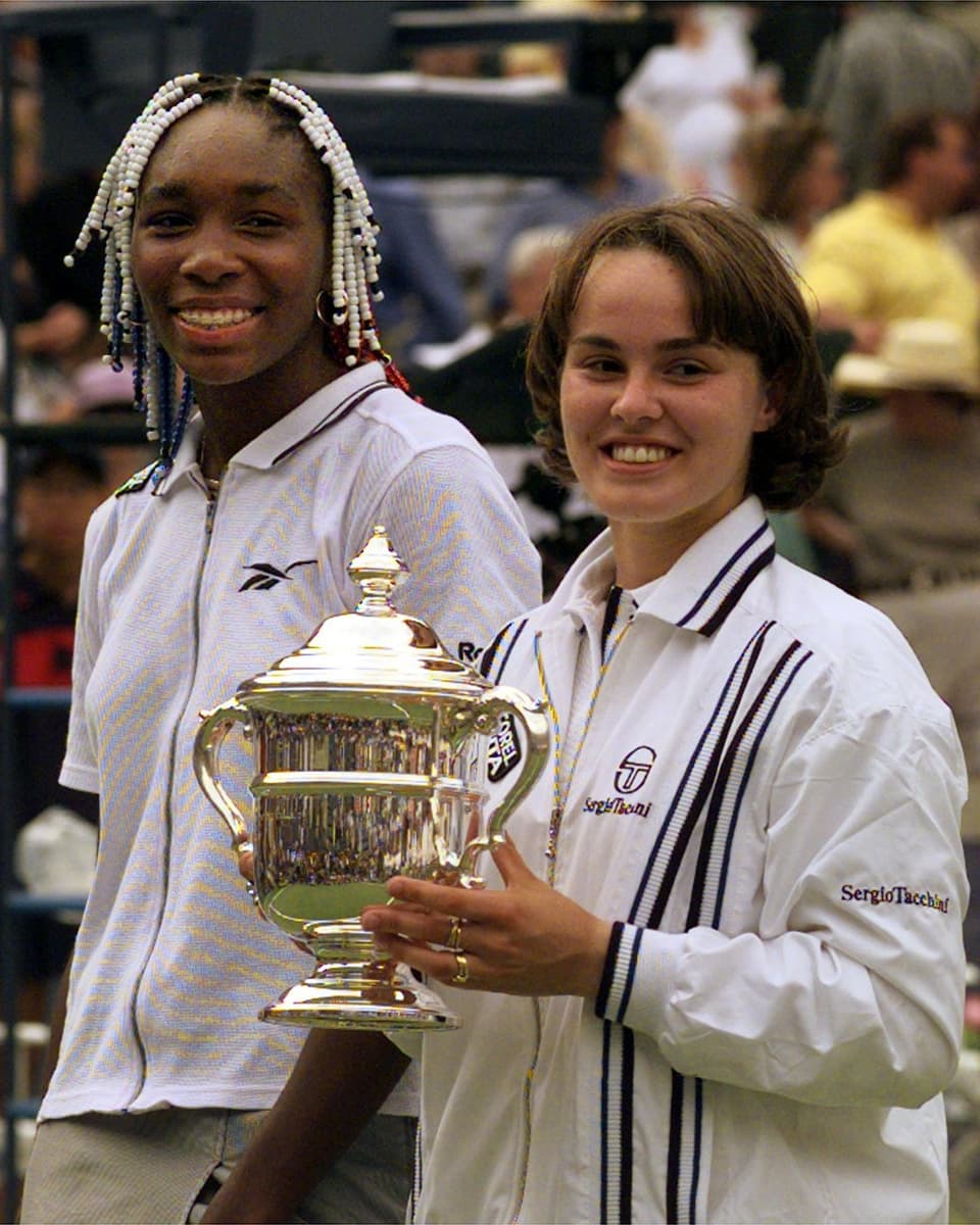 Martina Hingis holt nach einem Finalsieg über Venus Williams an den US Open den Titel.