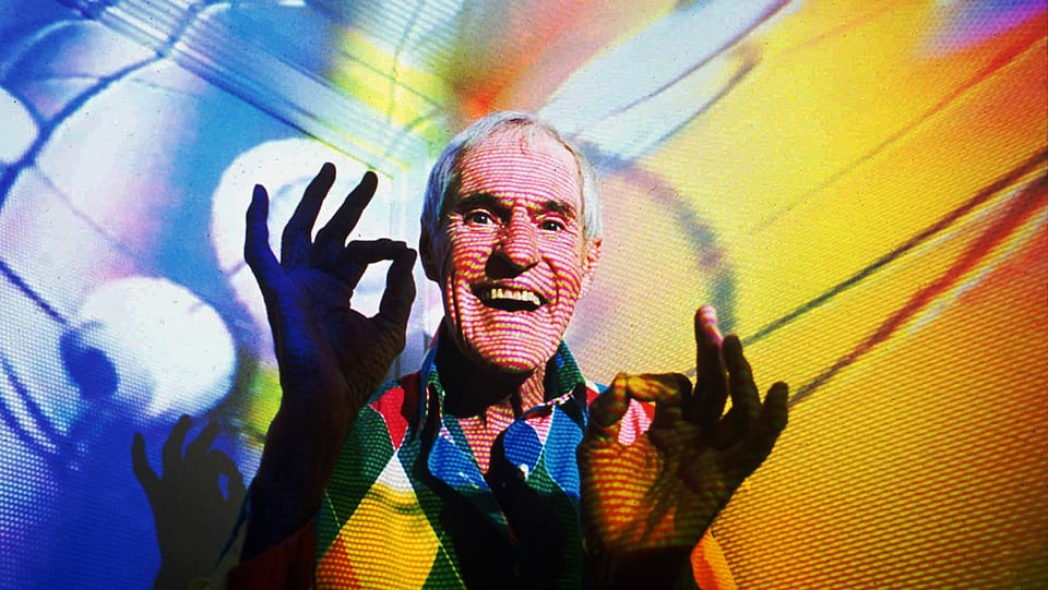 Portrait des Harvard-Professors und LSD-Befürworters Timothy  Leary in einer bunten Lichtinstallation.