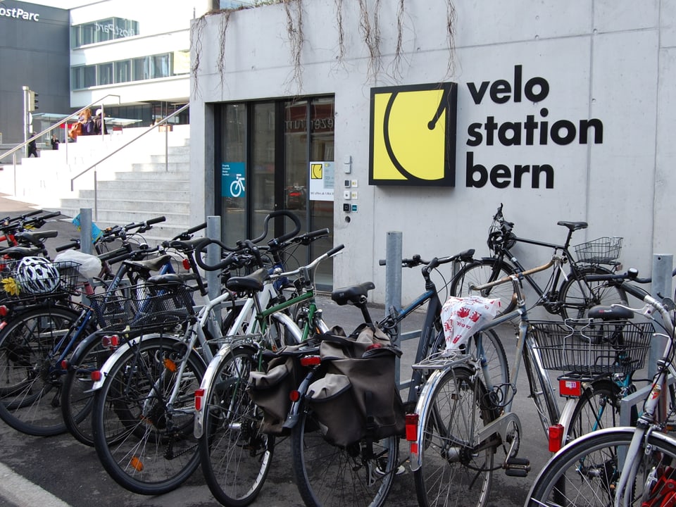 Der Zugang zur neuen Velostation Bern beim PostParc.