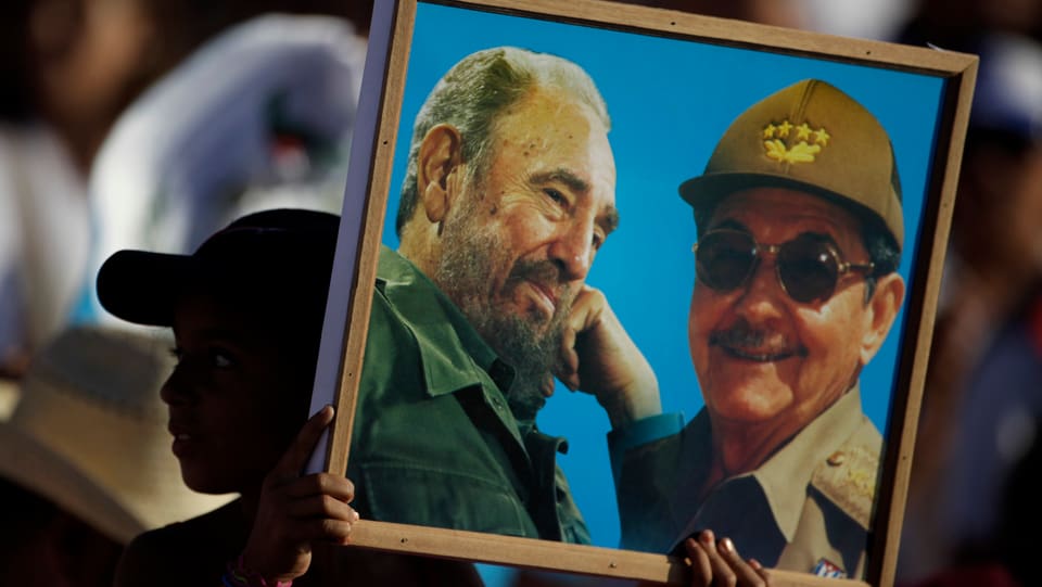 Ein Junge hält ein Bild der Castros.
