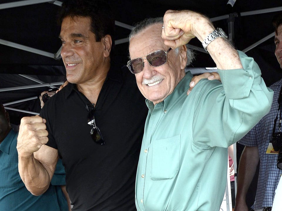 Bodybuilder und Schauspieler Lou Ferrigno und Comicautor Stan Lee zeigen ihre Muskeln.