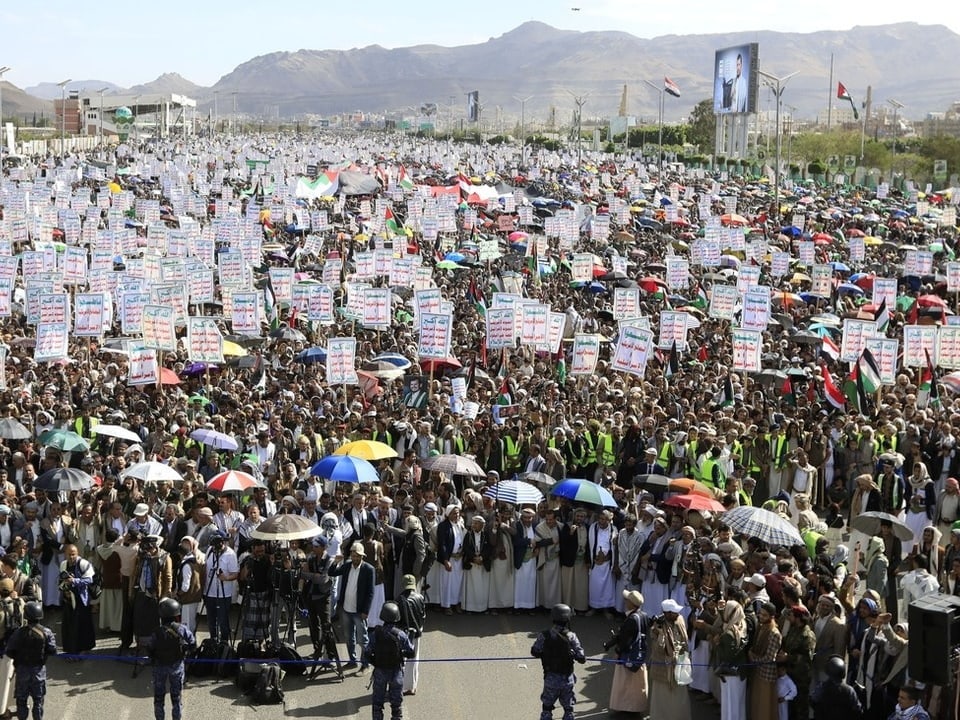 Tausende Huthi-Anhänger haben an einer Massenkundgebung in Sanaa im Jemen teilgenommen.