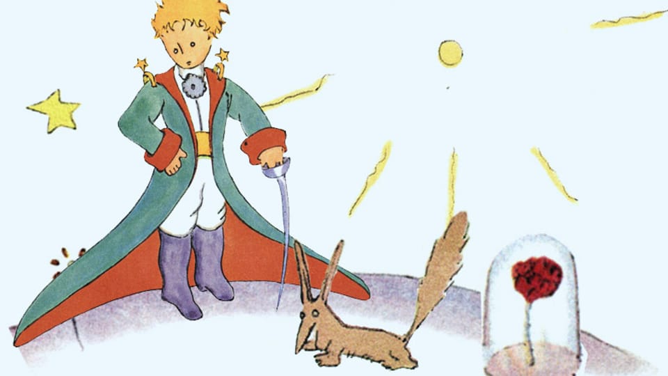 Der kleine Prinz mit Umhang. Neben ihm ist ein Fuchs und eine Blume.