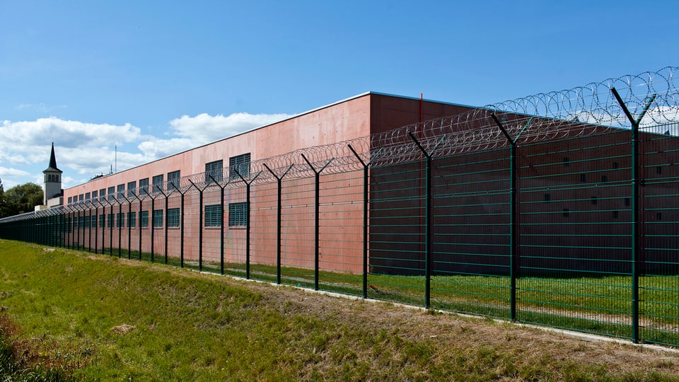Ein Gefängnis mit Zaun von aussen.