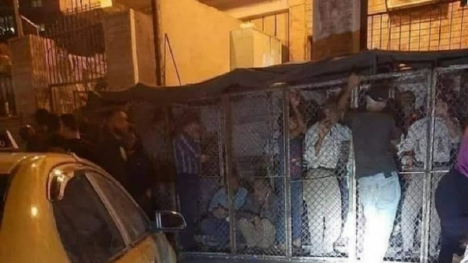 Menschen in einem Käfig.