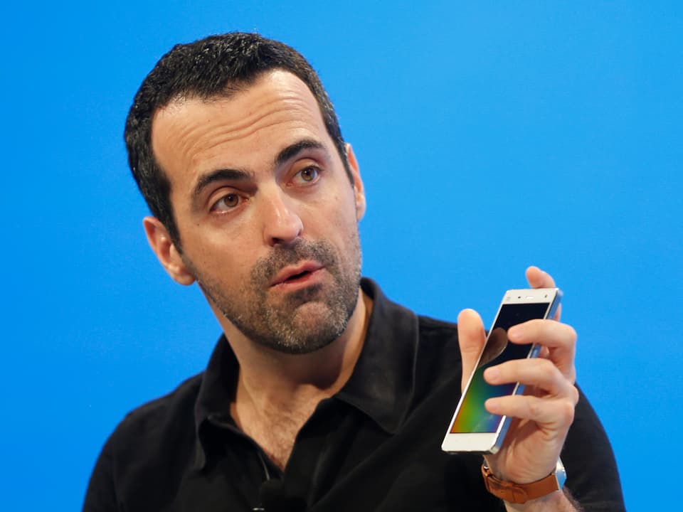 Portrait von Hugo Barra mit Smartphone in der Hand