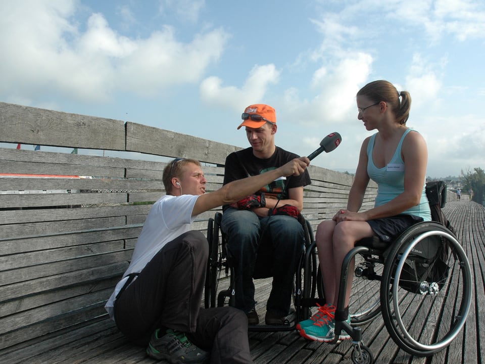 Reto interviewt zwei Rollstuhlfahrer.