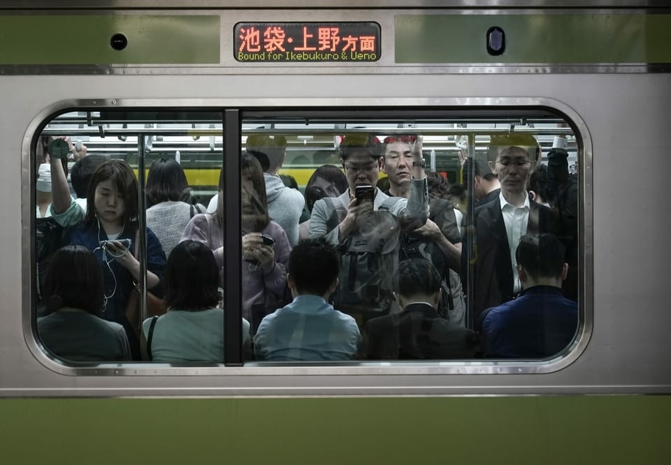 Viele Menschen in U-Bahn