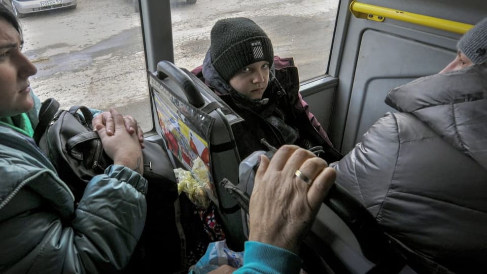 Flüchtlinge in einem Bus, der in der Oblast Rostow die ukrainisch-russische Grenze passiert.