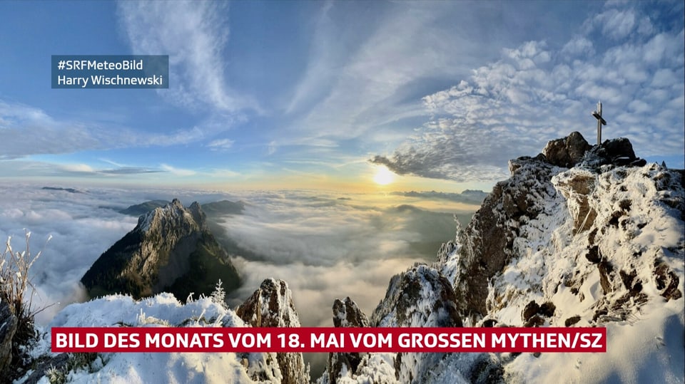 Sonnenaufgang auf Gipfel mit Schnee und Nebelmeer