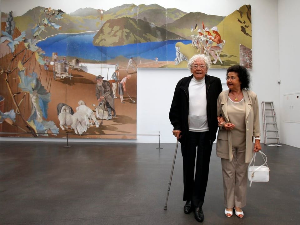 Hans Erni und seine Frau Doris vor einem seiner Werke 2009 im Kunstmuseum Luzern.