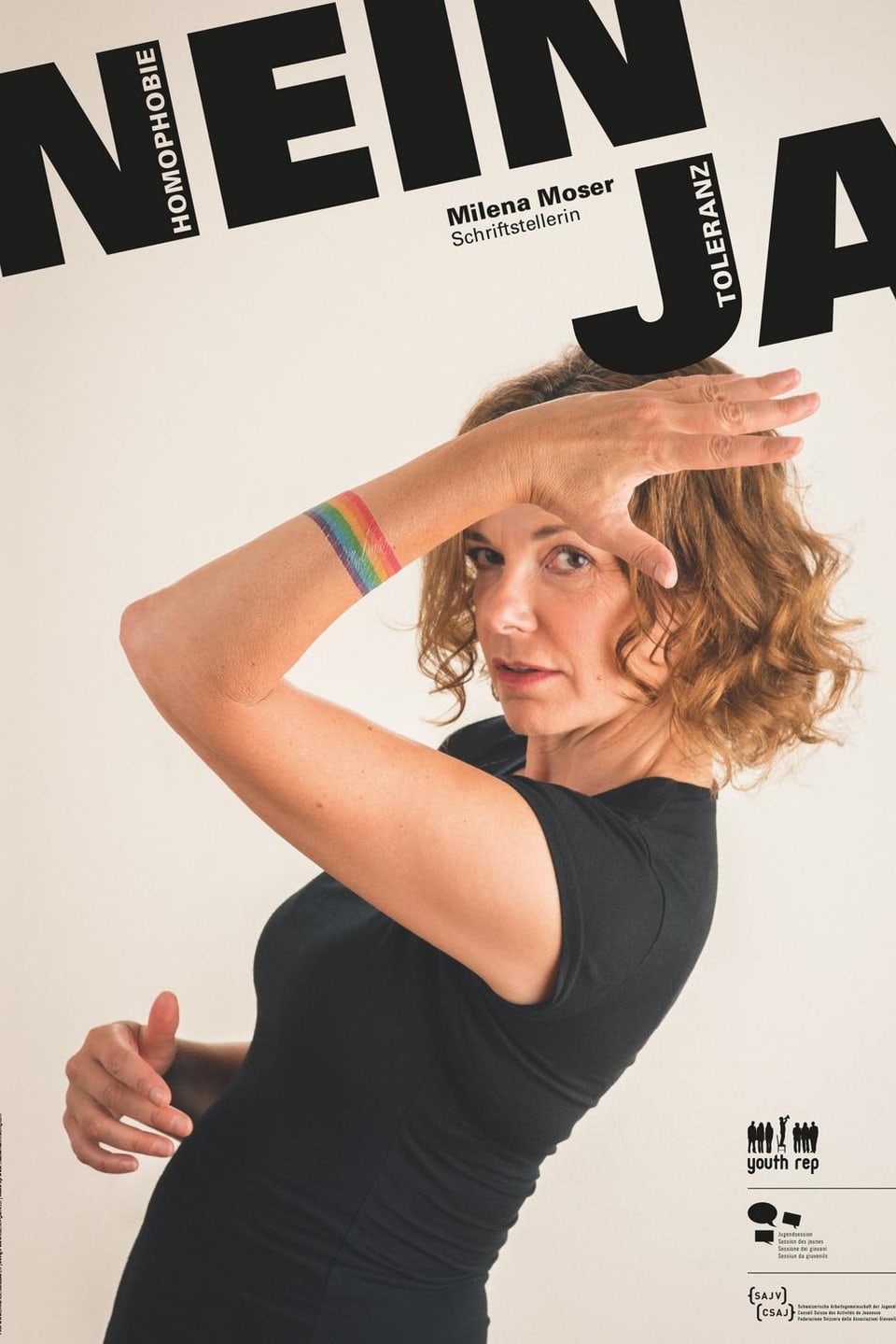 Milena Moser posiert mit einem Regenbogen um den Arm auf dem Plakat
