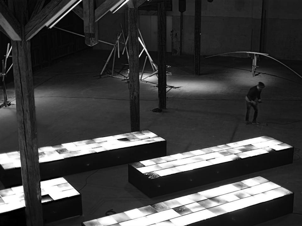 Die Halle mit Lichtobjekten und Holzskulpturen aus der Gruppe «Self Sustaining Order».