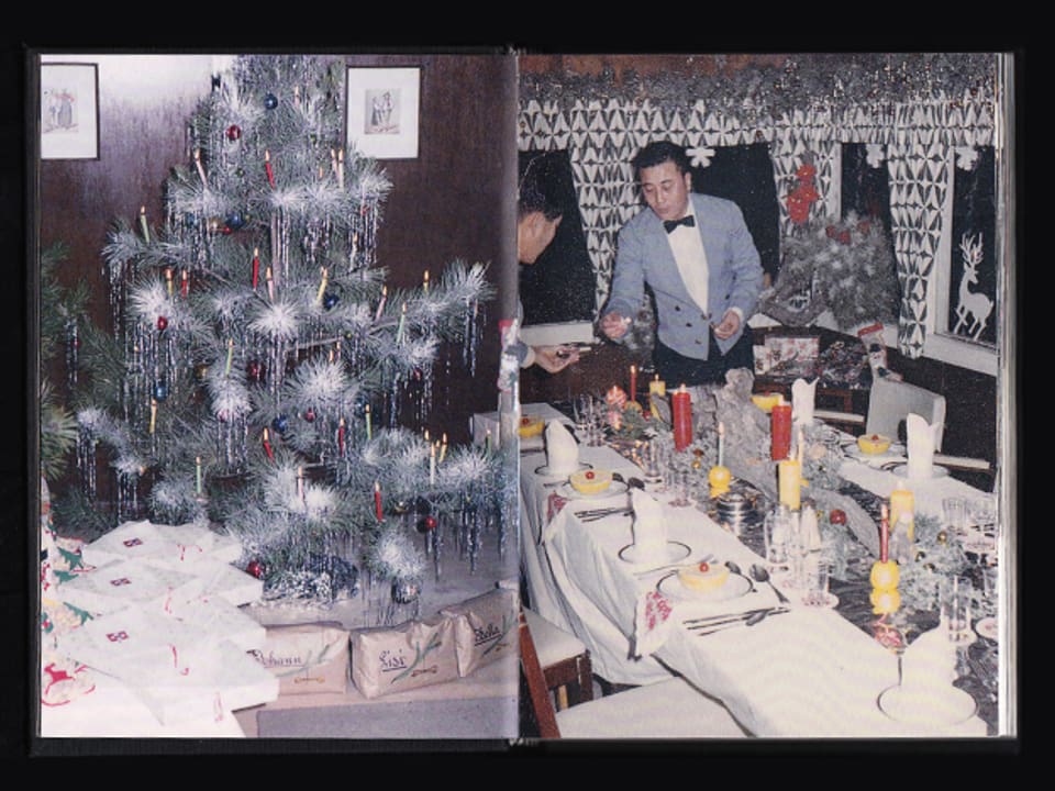 Weihnachtsbaum mit gedecktem Tisch 