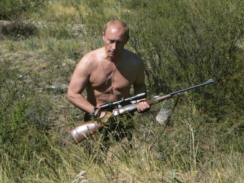 Putin oben ohne bei der Jagd