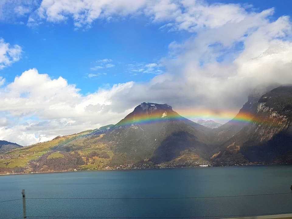 See und Berge mit Regenbogen