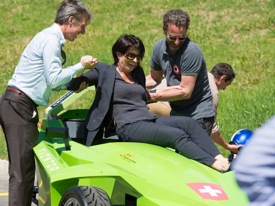 Doris Leuthard wird von zwei Männern aus einem Formel-E-Wagen gehievt
