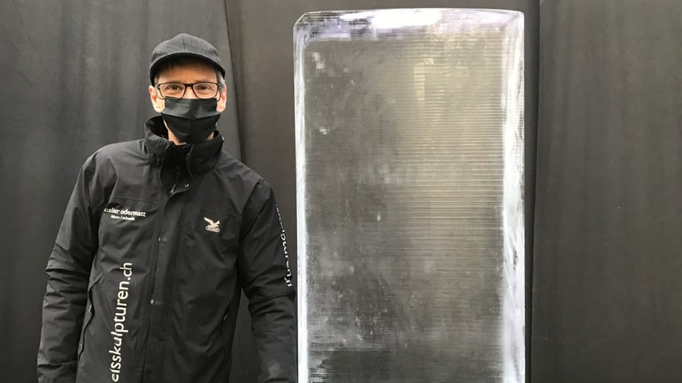 Startbereit: Fredi Odermatt mit Eisblock.
