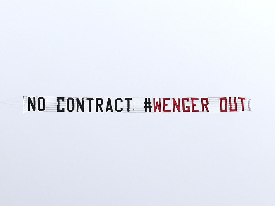 Transparent mit "Wenger raus"-Schriftzug